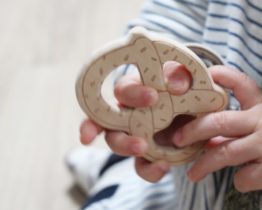 anneau-dentition-bretzel-en-bois